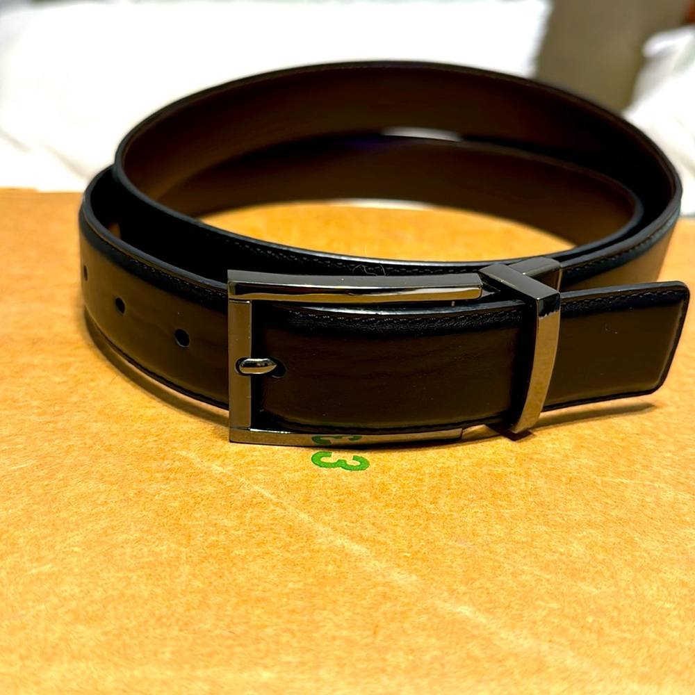 NWOT Men’s black belt with pewter buckle. 5 holes Size 42